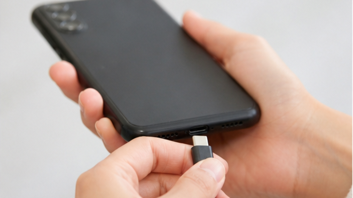 스마트폰 충전 포트에서 USB-C 케이블을 분리하는 모습